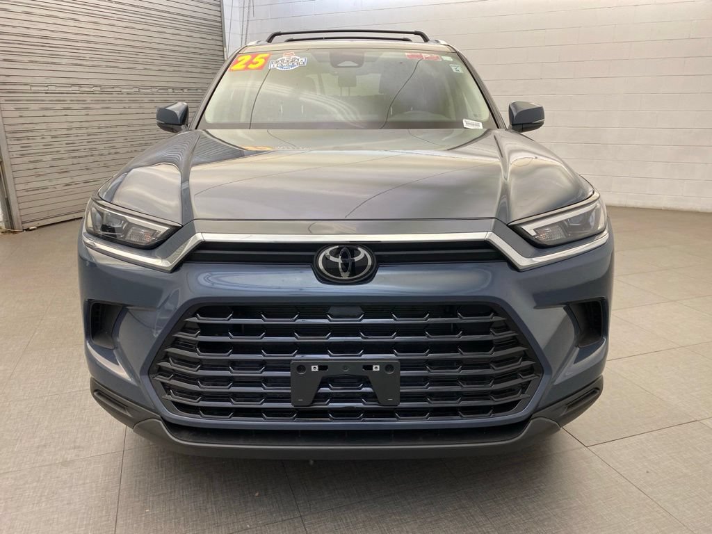 Used 2025 Toyota Grand Highlander AWD image 3