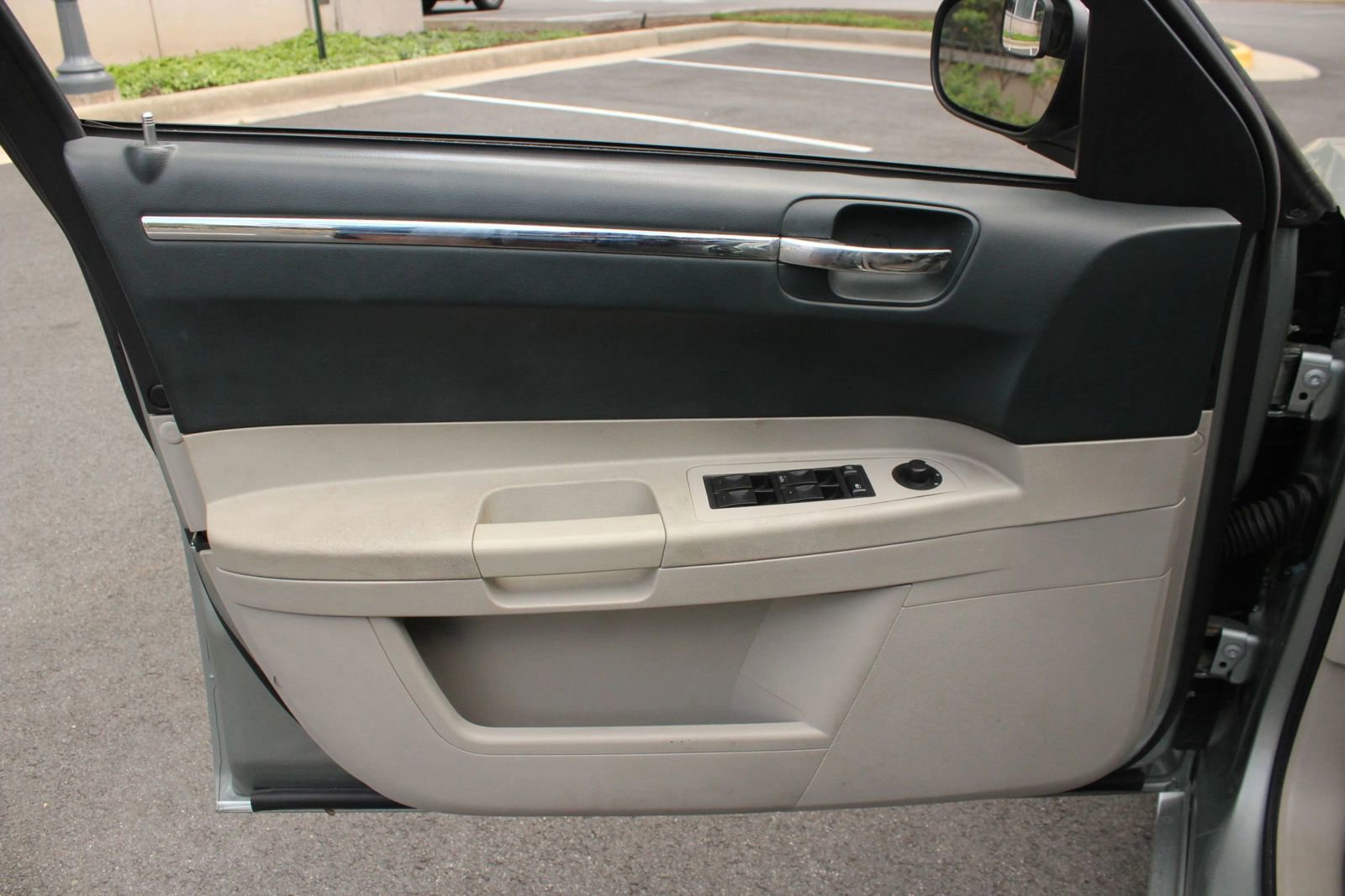 Used 2005 Chrysler 300 Touring RWD image 16