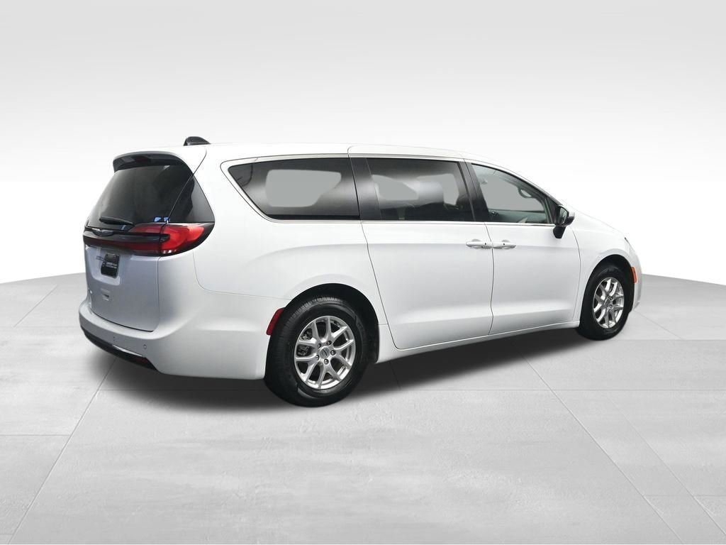 Used 2023 Chrysler Pacifica Touring-L image 5