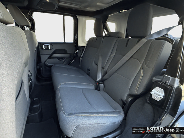 Used 2025 Jeep Wrangler Unlimited Sahara AWD/4WD image 21