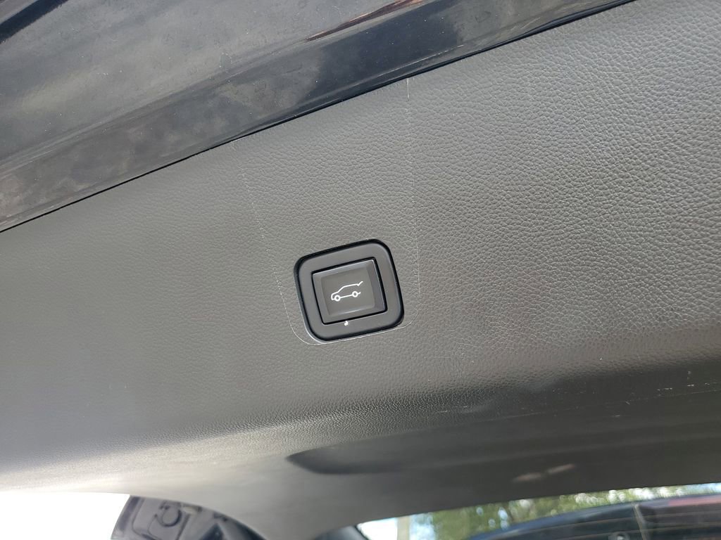 Used 2023 Chevrolet Traverse LT image 16