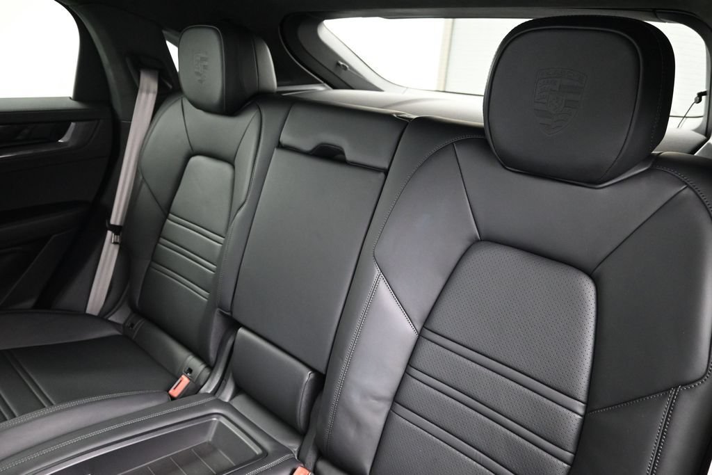 Certified 2025 Porsche Cayenne Turbo GT AWD/4WD image 6
