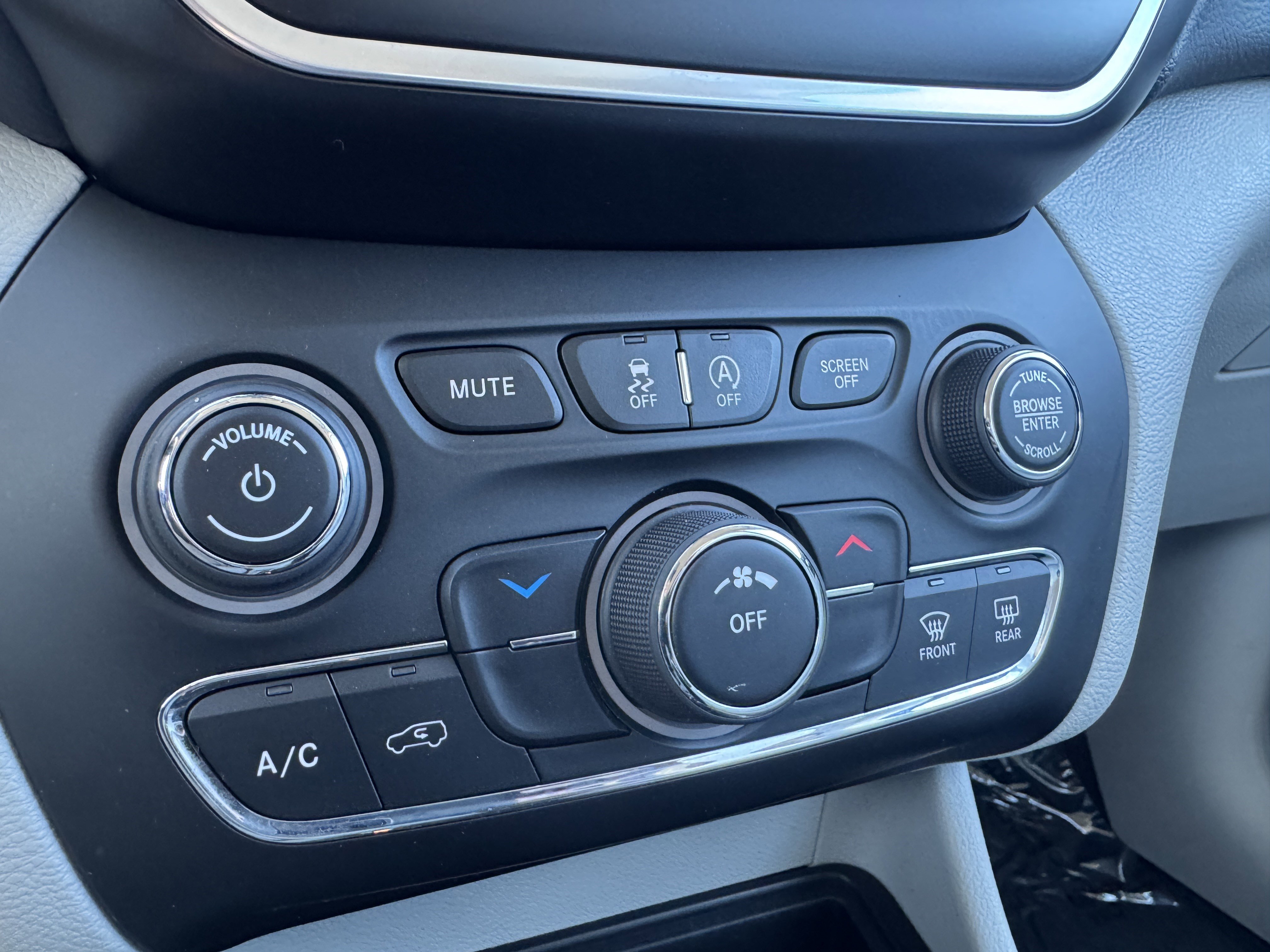 Used 2021 Jeep Cherokee Latitude Lux w/ Trailer Tow Group image 27