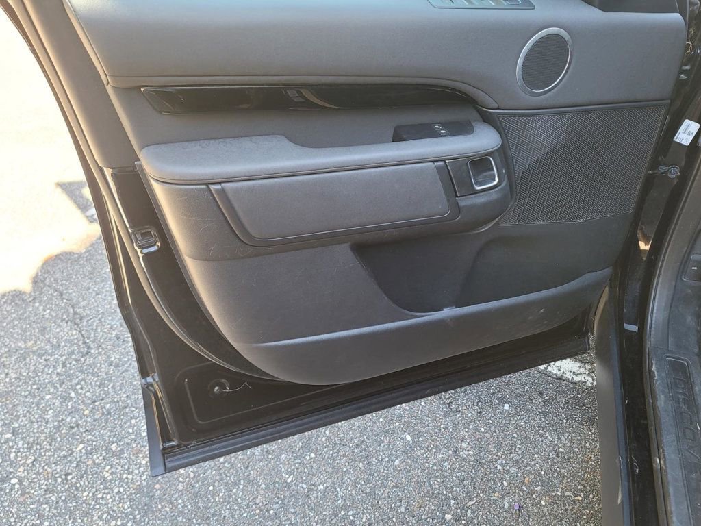 Used 2020 Land Rover Discovery SE image 38