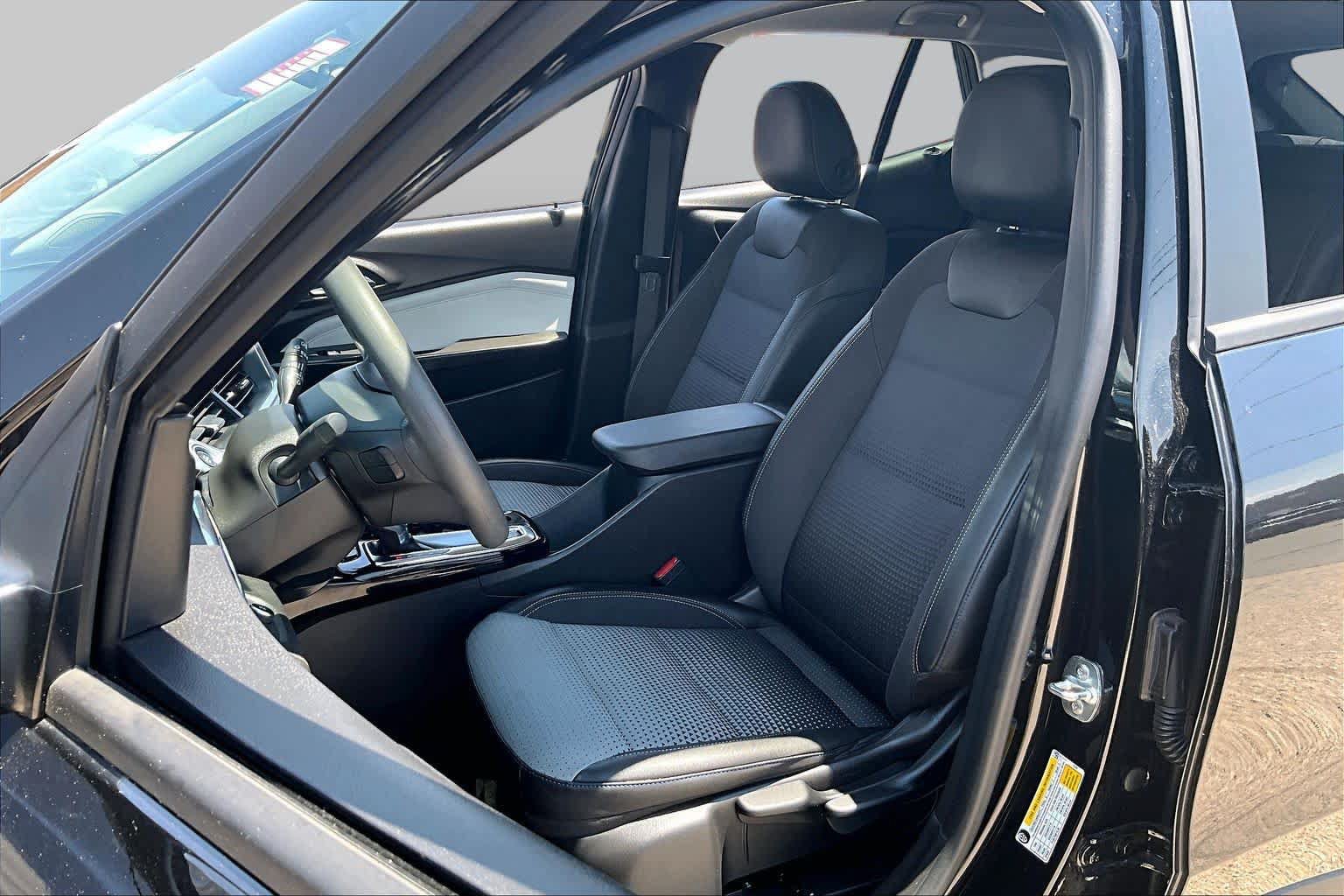 Used 2025 Chevrolet Trax LT FWD image 8