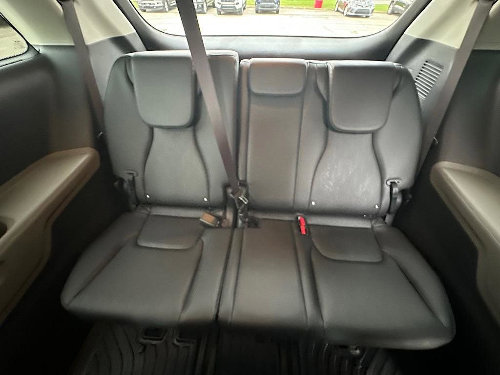 Used 2025 Kia Carnival EX image 15