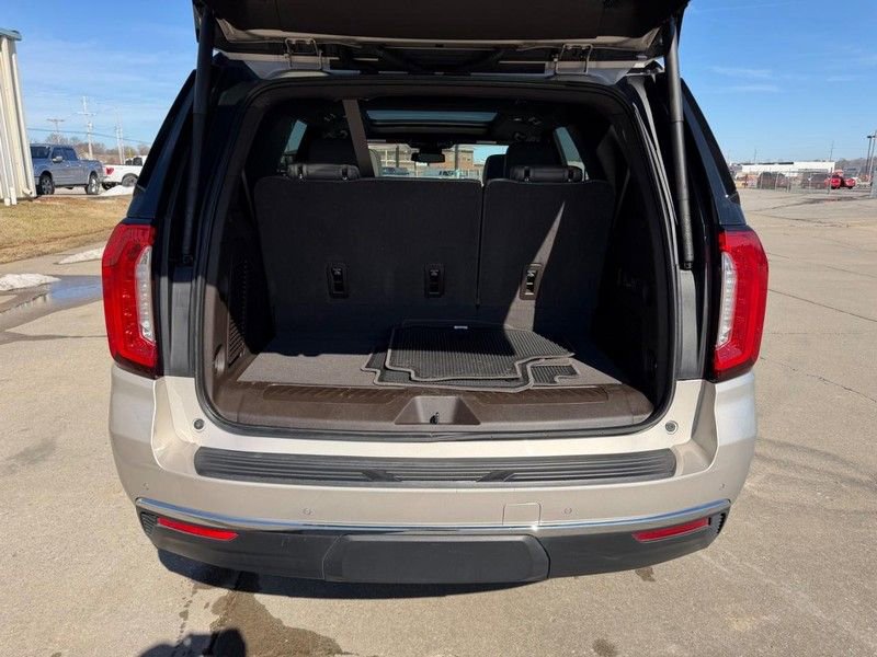 Used 2023 GMC Yukon SLT w/ SLT Premium Package image 5