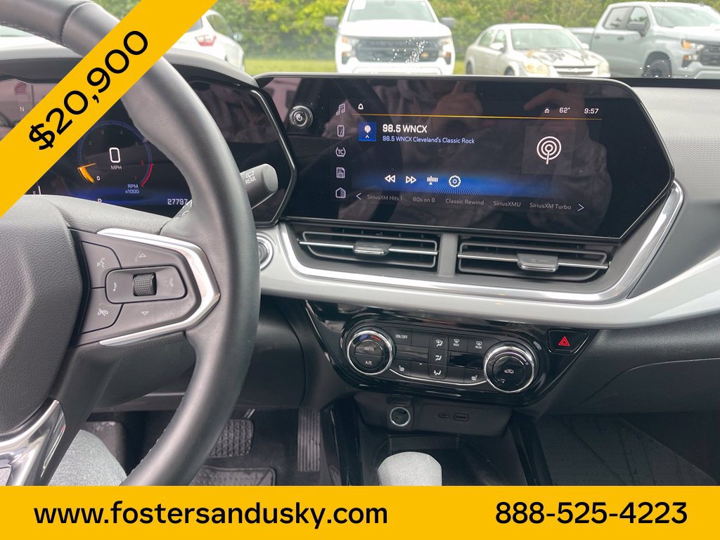 Used 2024 Chevrolet Trax LT w/ Sunroof Package FWD image 11