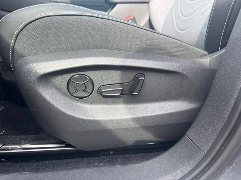 Used 2025 Volkswagen Tiguan SE w/ Panoramic Sunroof Package AWD/4WD image 4