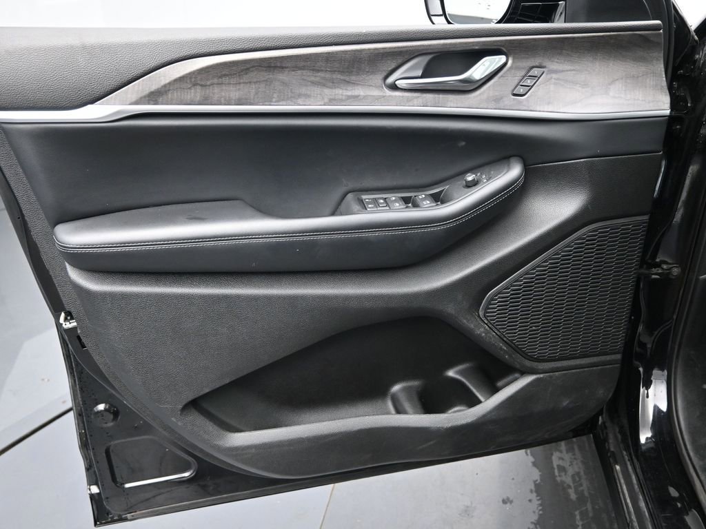 Used 2024 Jeep Grand Cherokee L Limited w/ Luxury Tech Group II image 29