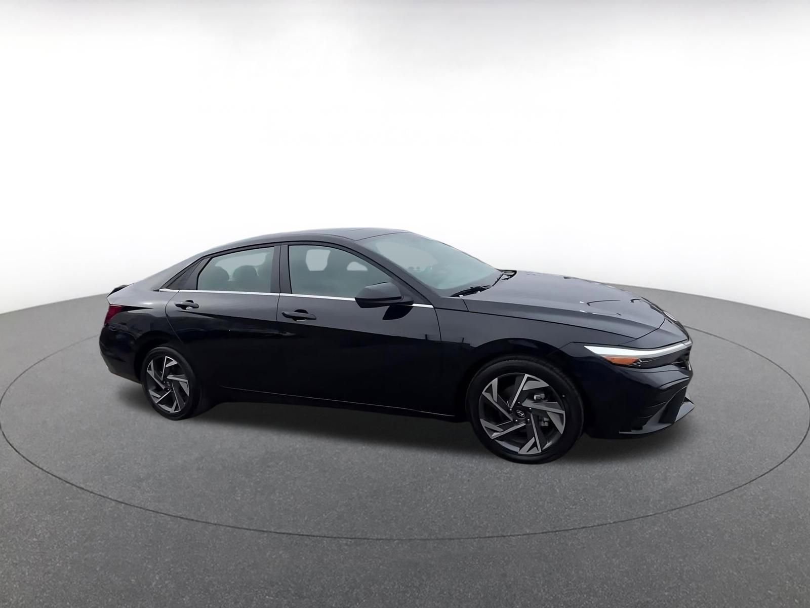 Used 2025 Hyundai Elantra SEL image 2