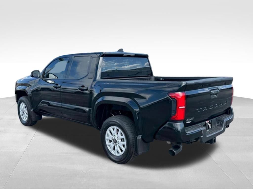 Used 2025 Toyota Tacoma SR5 AWD/4WD image 4