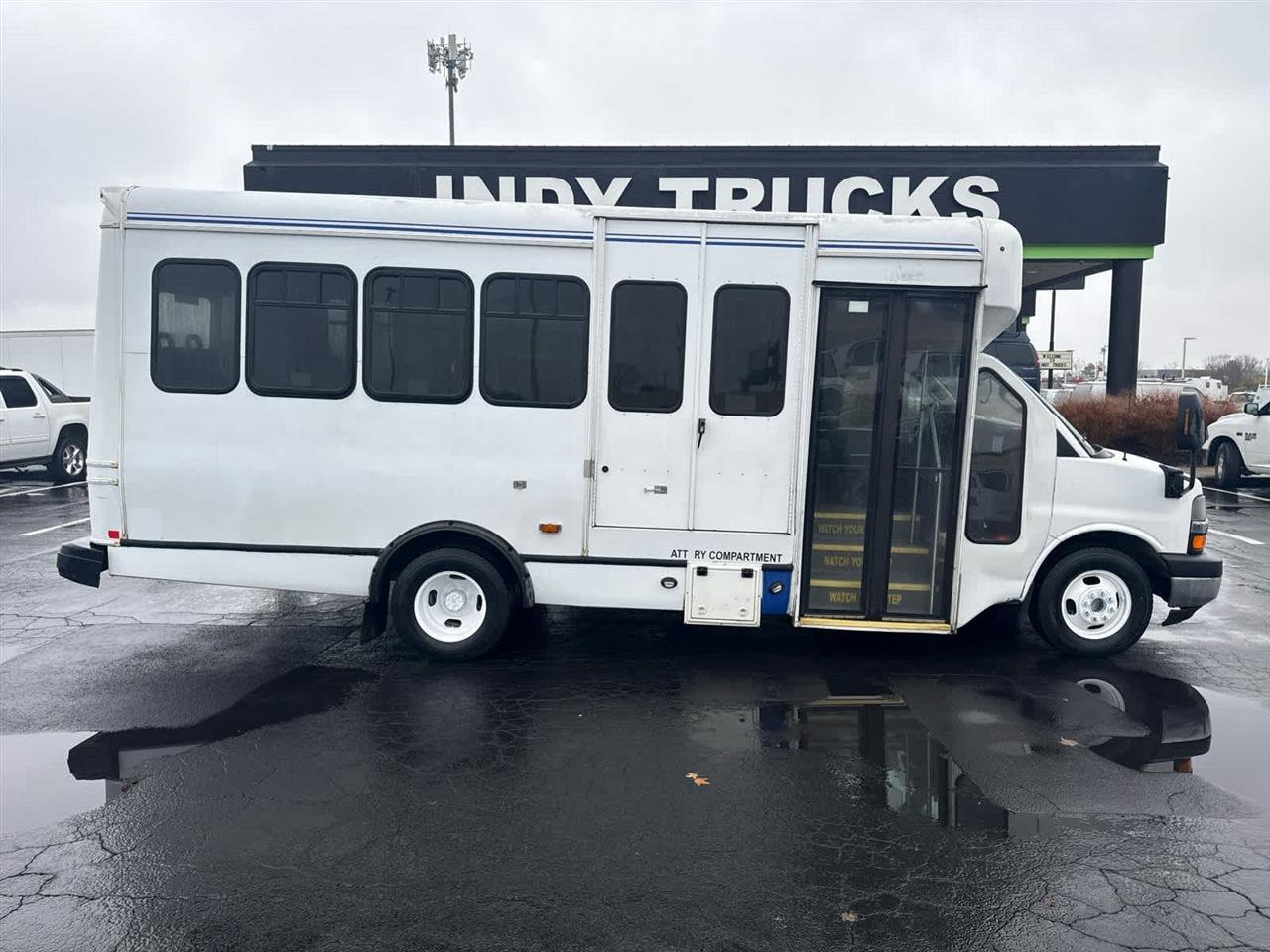 Used 2016 Chevrolet Express 4500 w/ Shuttle Bus Package RWD image 4