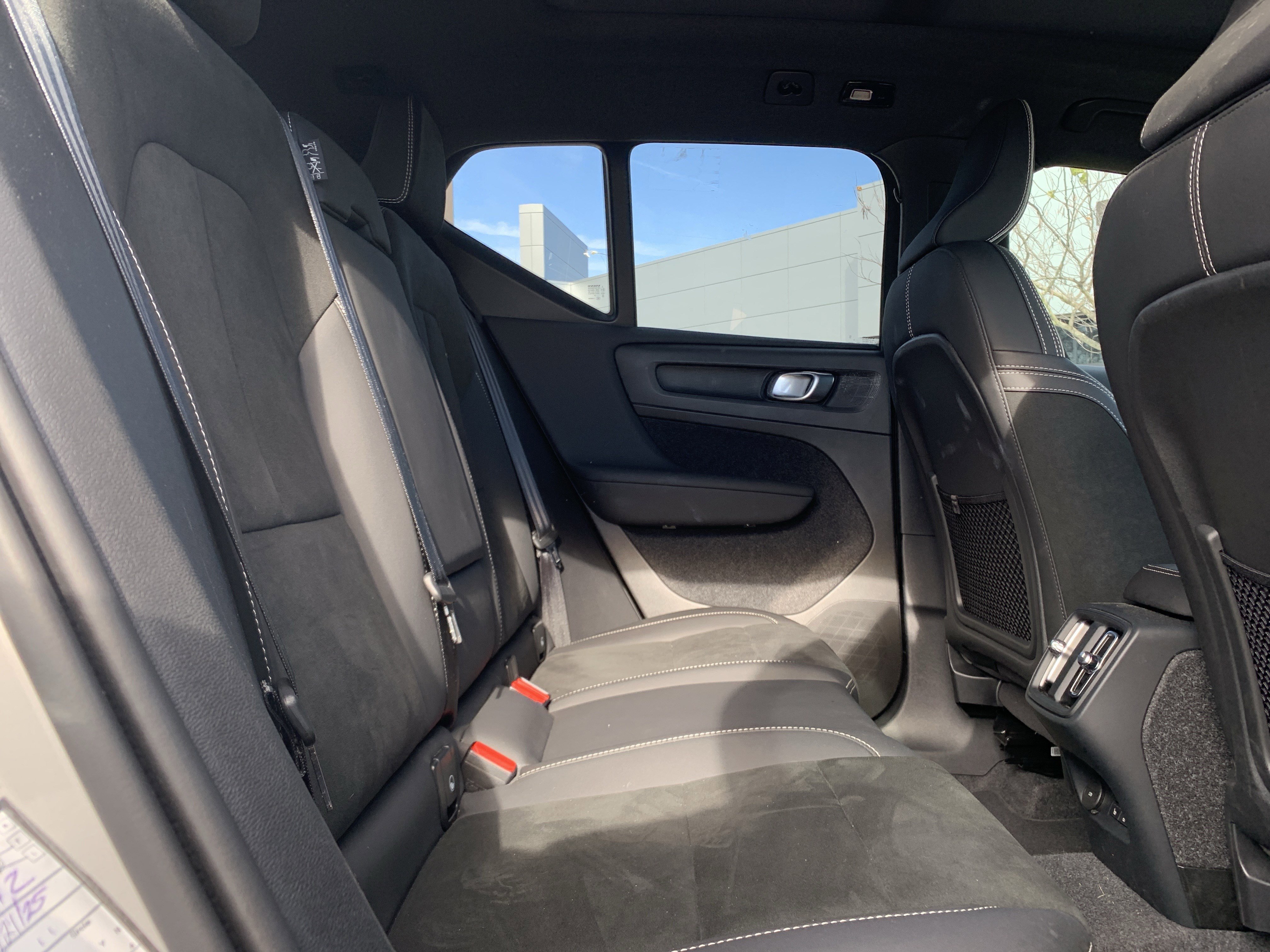 Used 2025 Volvo XC40 B5 Plus image 33