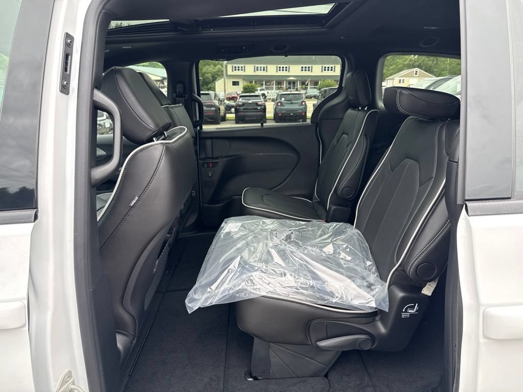 New 2027 Chrysler Pacifica Limited AWD/4WD image 18