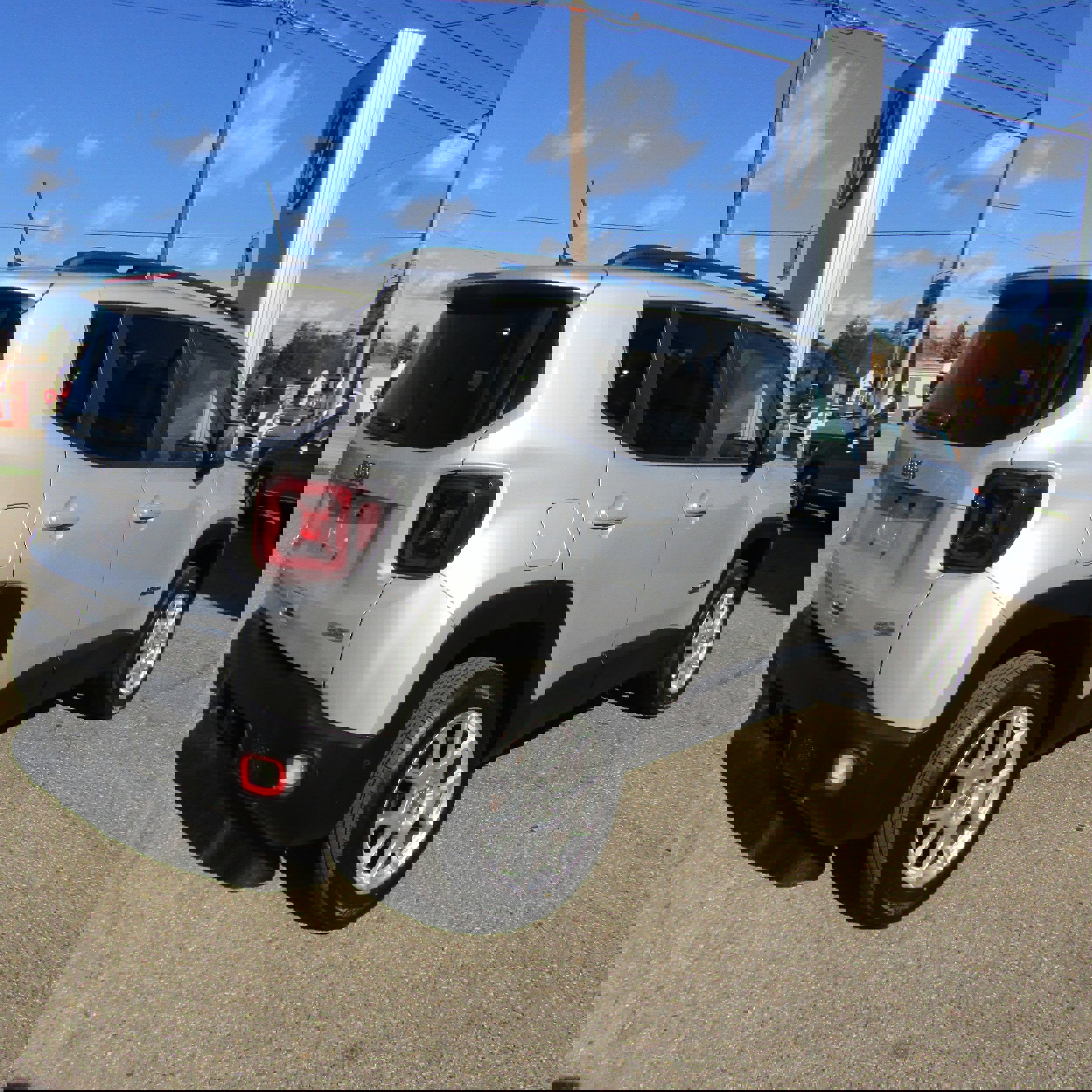 Used 2019 Jeep Renegade Latitude w/ UConnect 8.4 Nav Group image 6