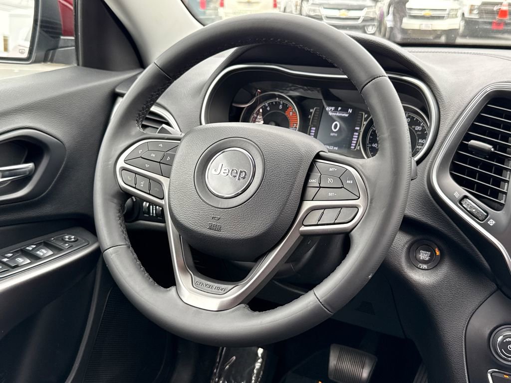 Used 2019 Jeep Cherokee Latitude Plus w/ Comfort/Convenience Group FWD image 19