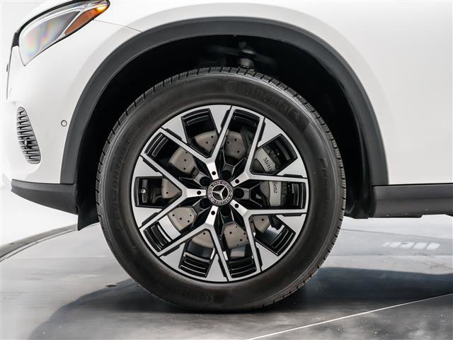 Used 2025 Mercedes-Benz GLC 350e 4MATIC image 12