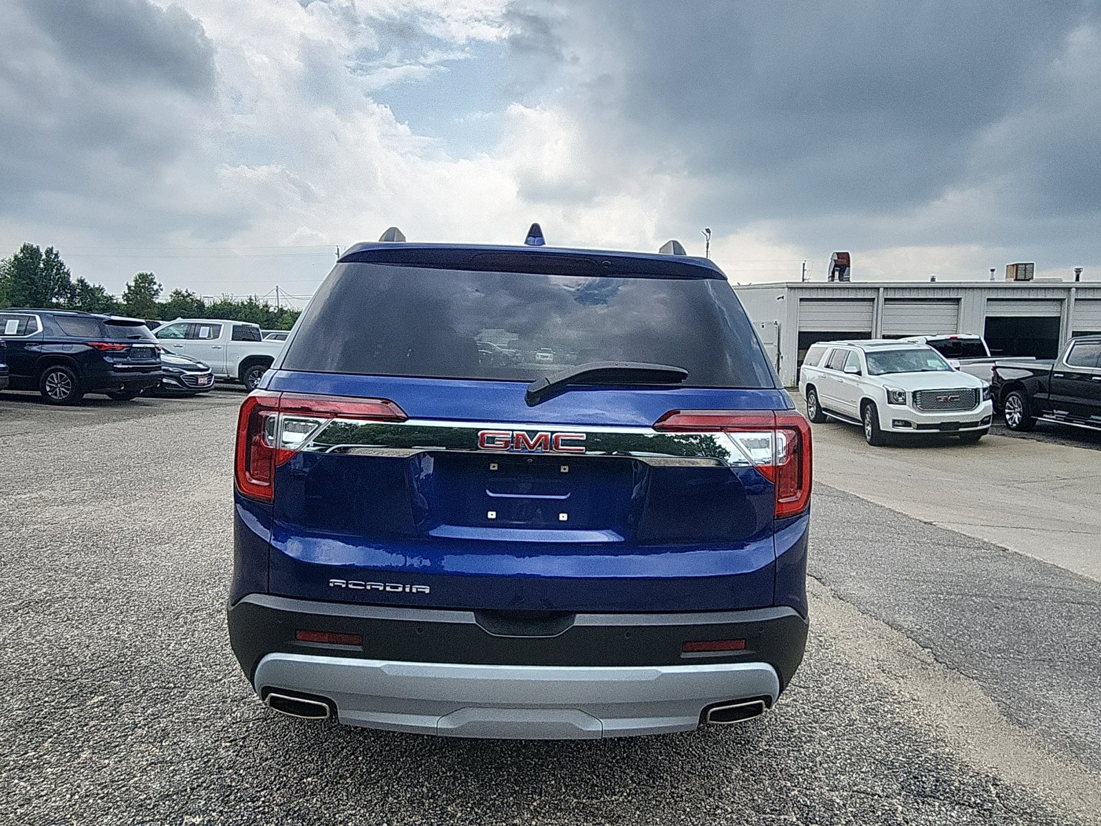 Used 2023 GMC Acadia SLE w/ Driver Convenience Package FWD image 4