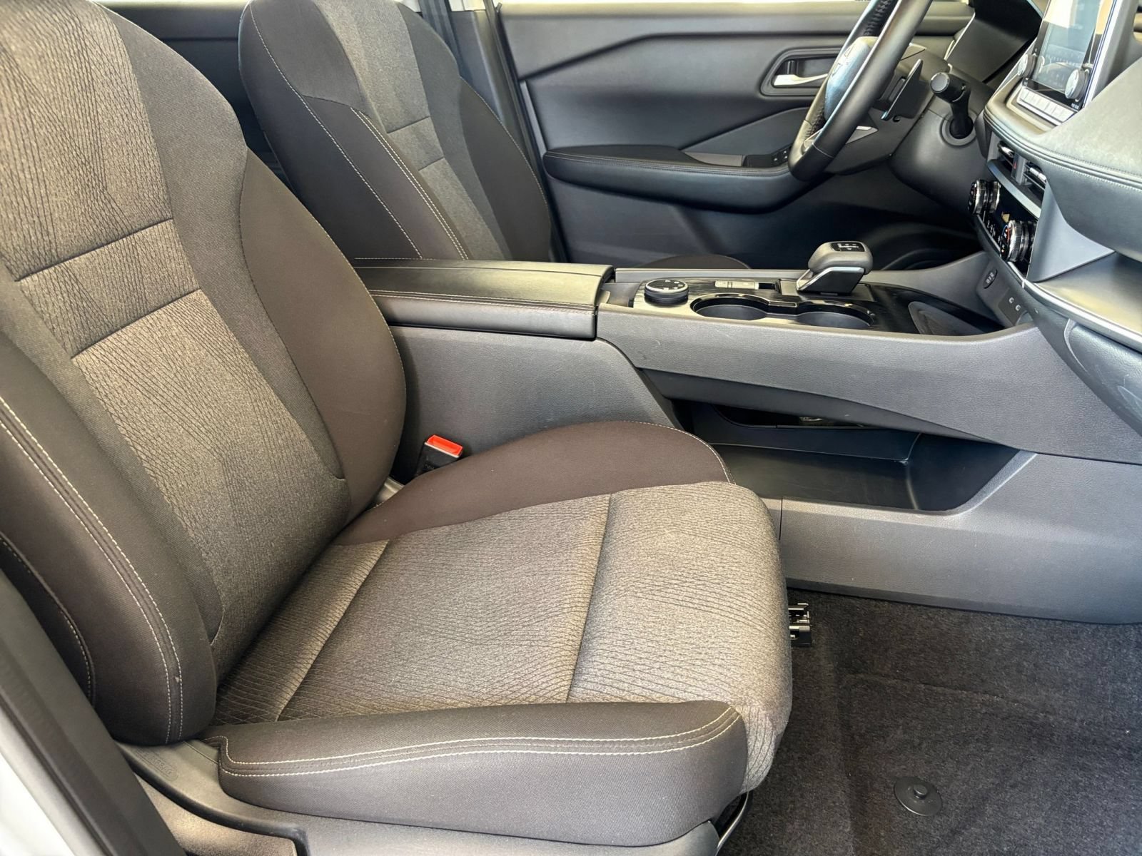 Used 2025 Nissan Rogue SV AWD/4WD image 47