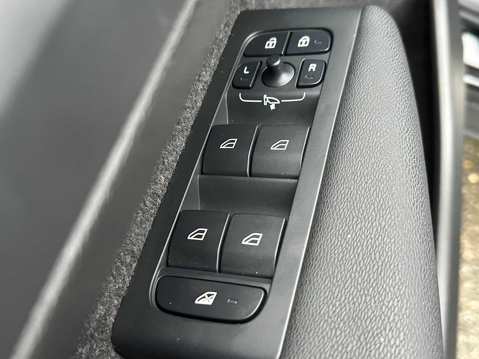 Used 2025 Volvo XC40 B5 Core w/ Protection Package Premier image 21