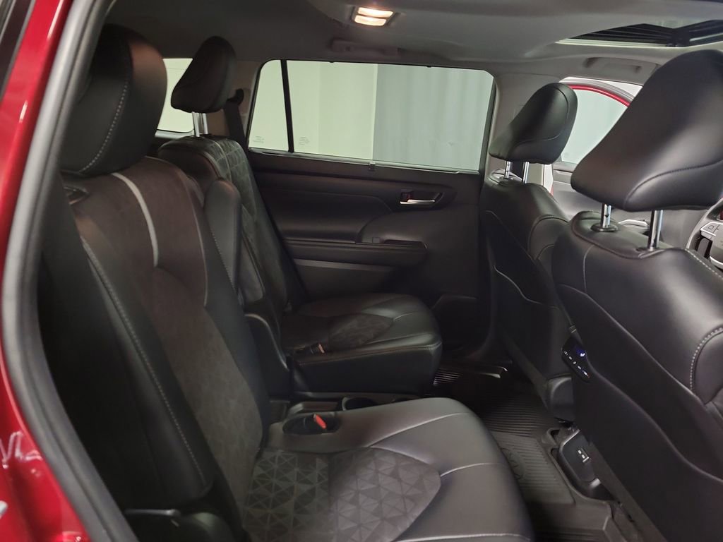 Used 2025 Toyota Highlander XLE image 23