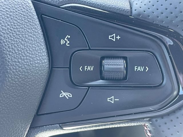 Certified 2024 Chevrolet Trax RS w/ Sunroof Package FWD image 23