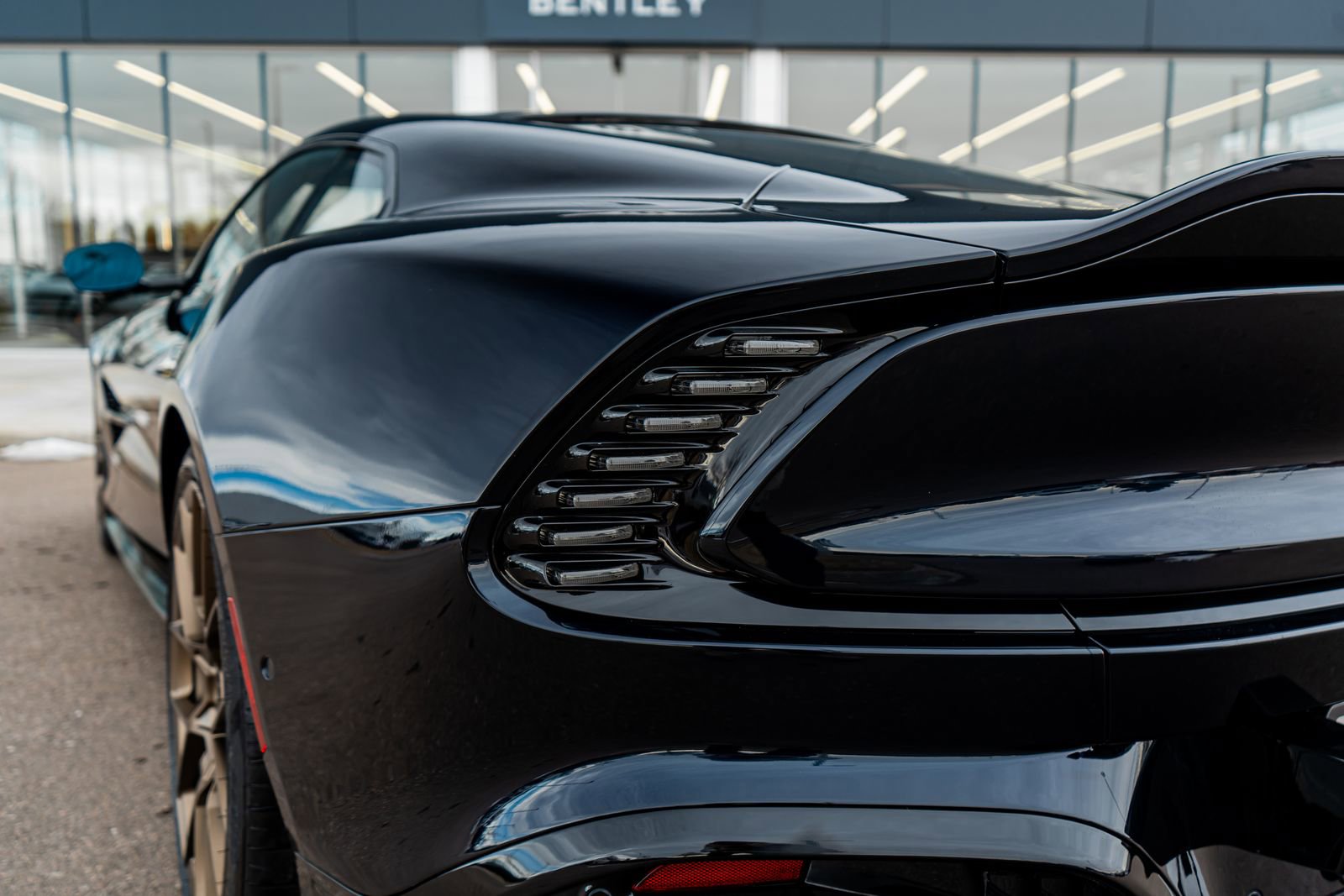 Used 2025 Aston Martin Vanquish V12 image 10