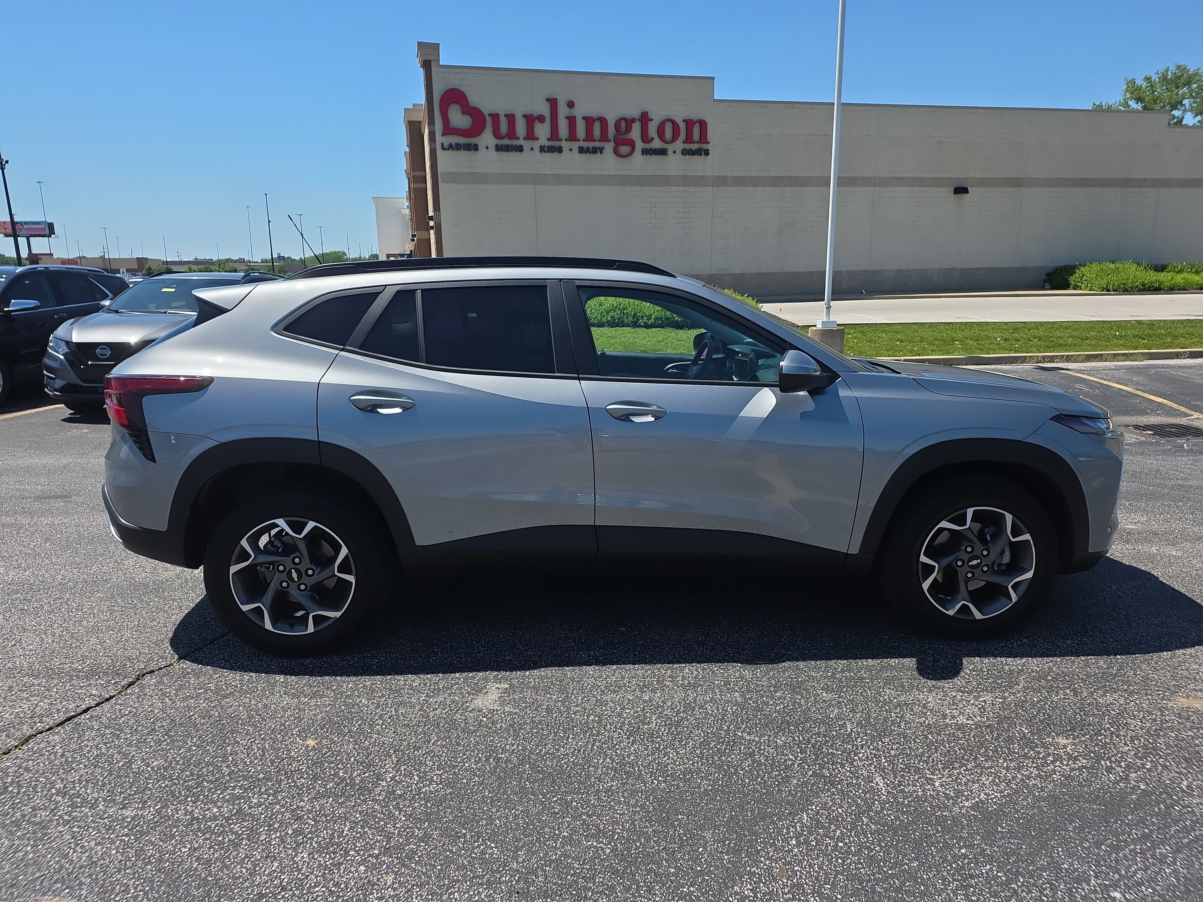 Used 2024 Chevrolet Trax LT FWD image 2