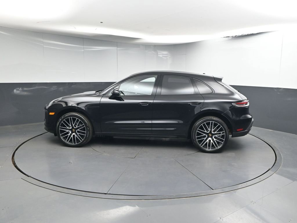 Certified 2025 Porsche Macan image 2