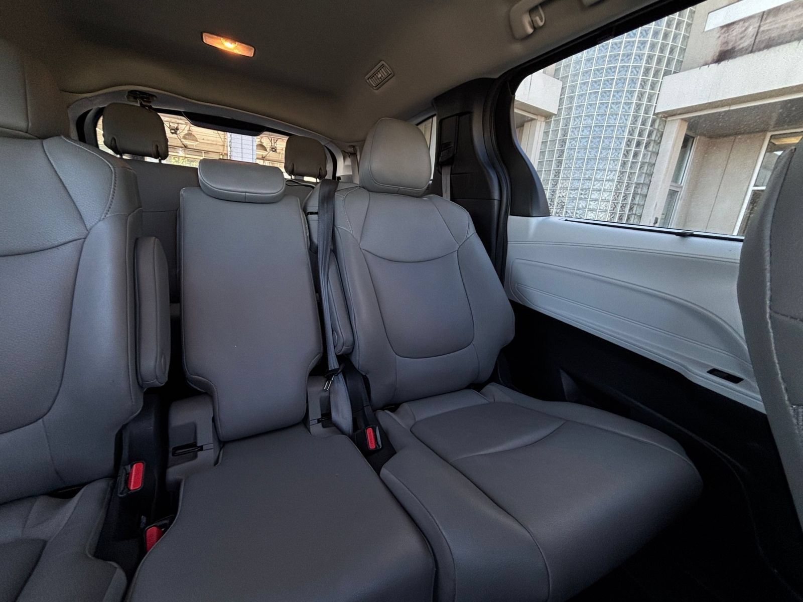 Used 2025 Toyota Sienna XLE FWD image 40
