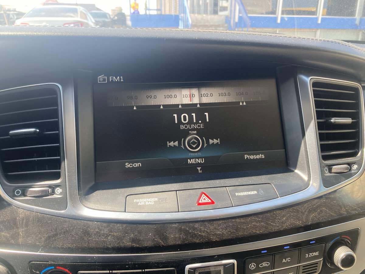 Used 2016 Hyundai Equus Signature image 12