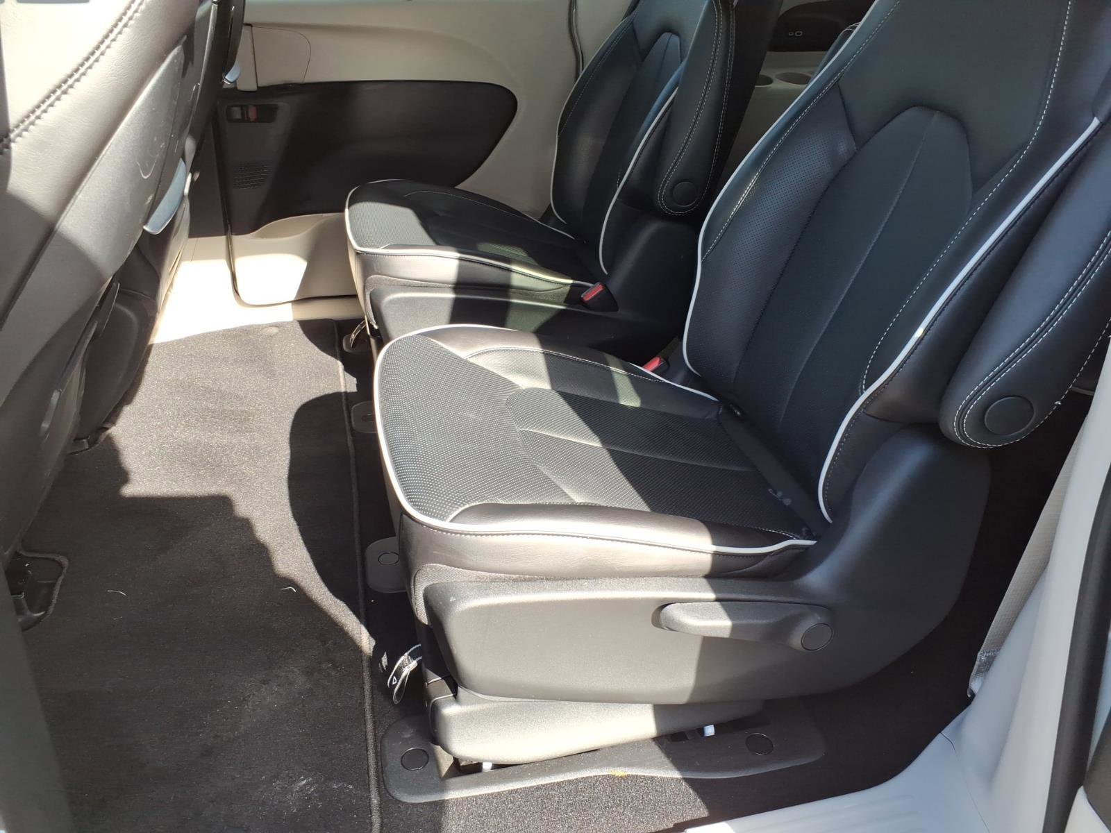 Used 2023 Chrysler Pacifica Limited w/ Uconnect Theater Family Group image 10