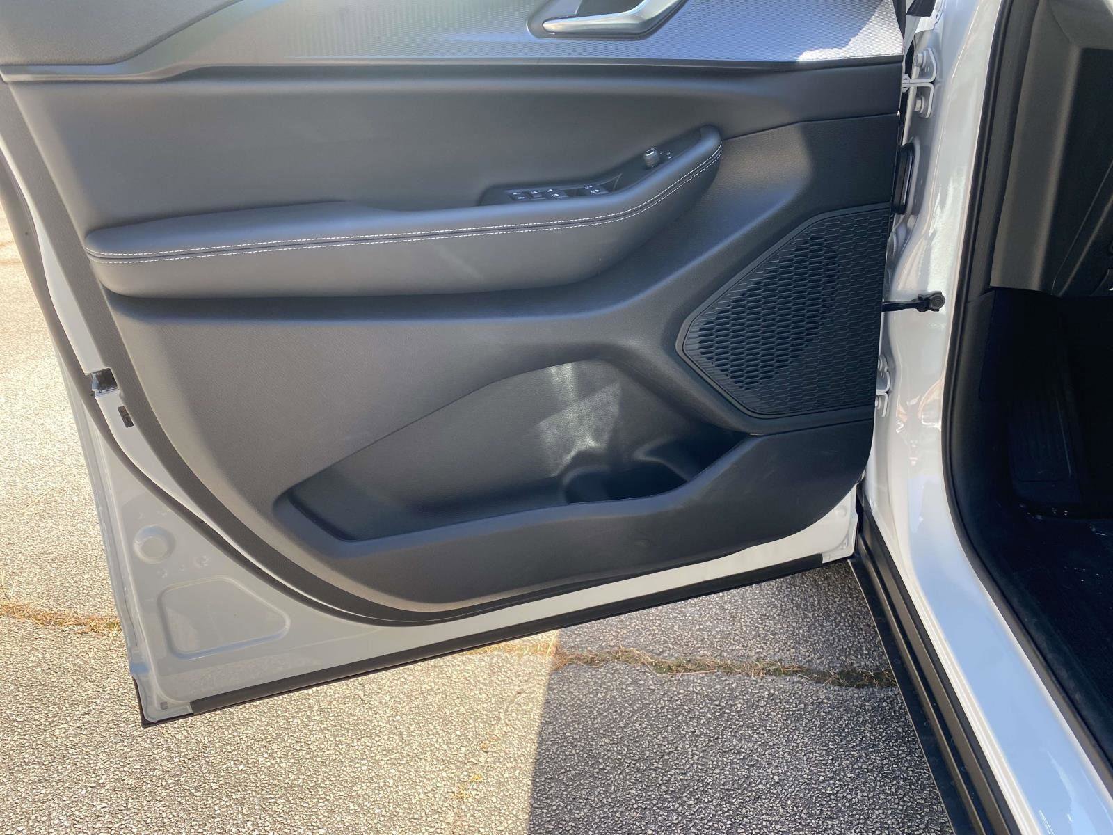 New 2025 Jeep Grand Cherokee Altitude image 10