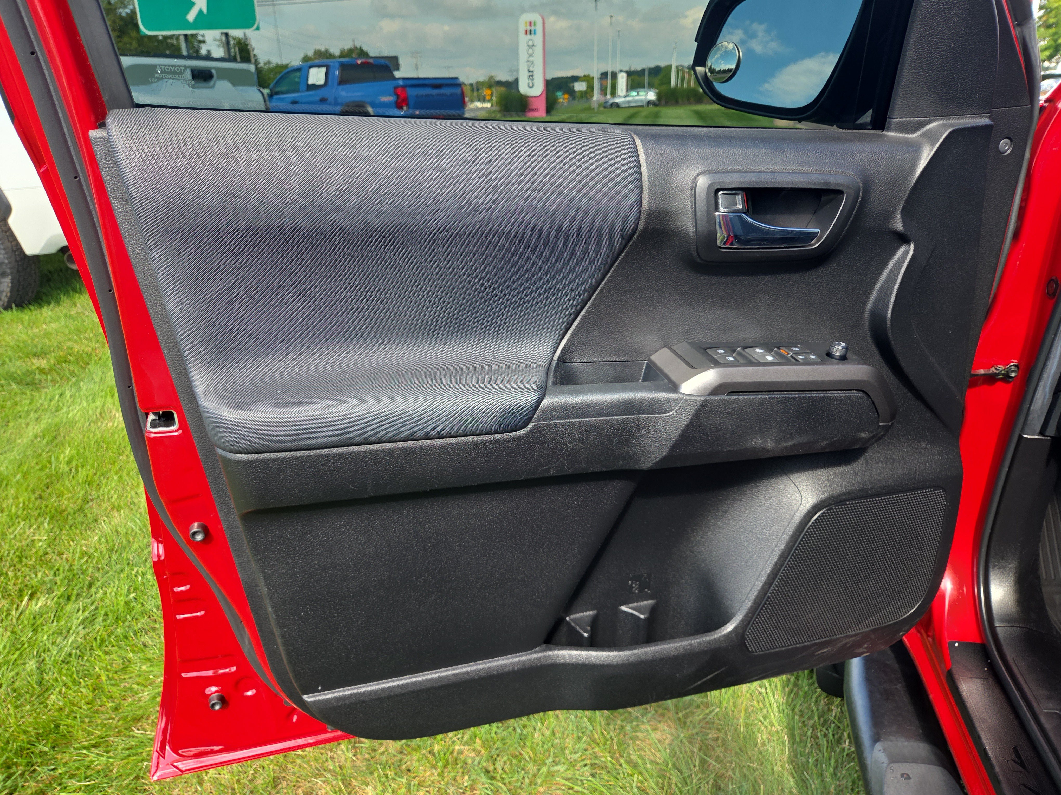 Certified 2022 Toyota Tacoma TRD Off-Road AWD/4WD image 14