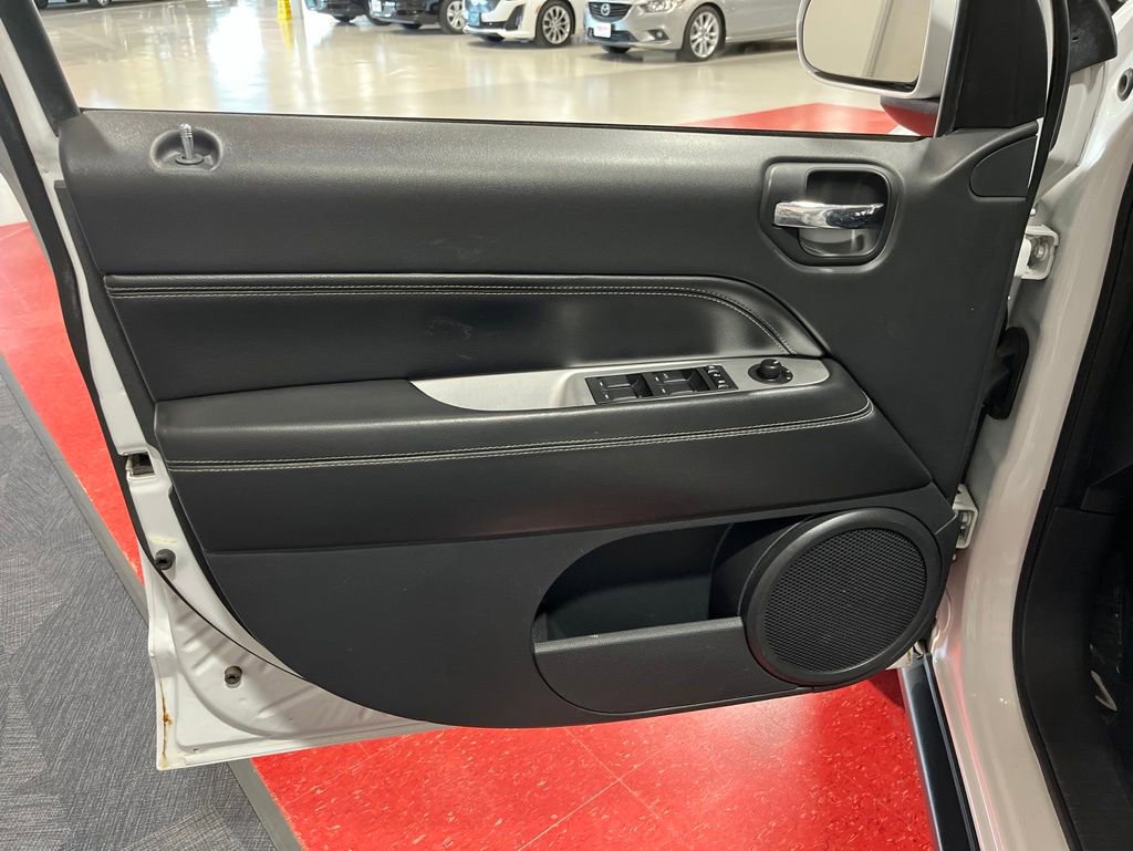 Used 2016 Jeep Compass Latitude AWD/4WD image 11