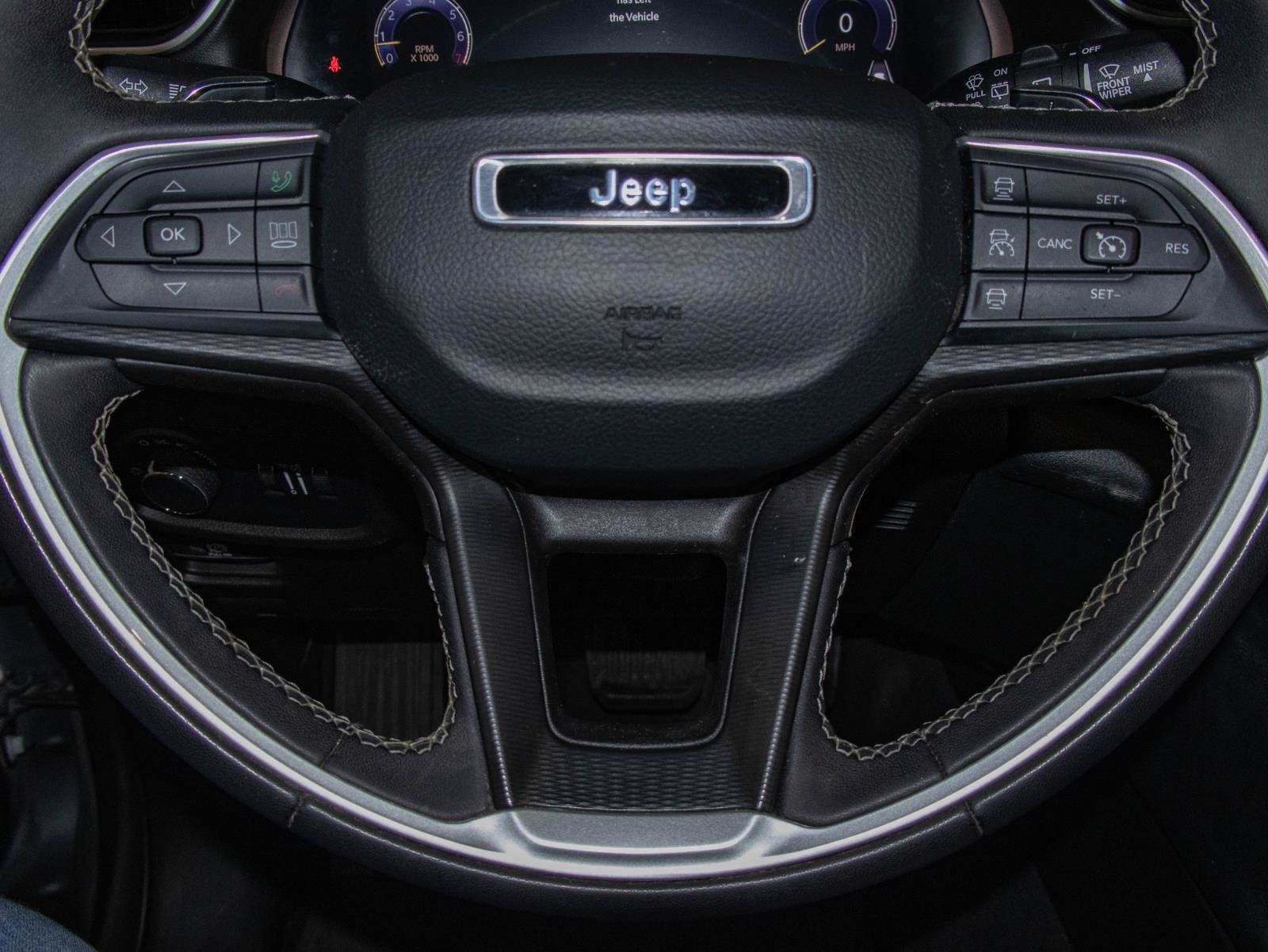 Used 2023 Jeep Grand Cherokee L Laredo RWD image 11