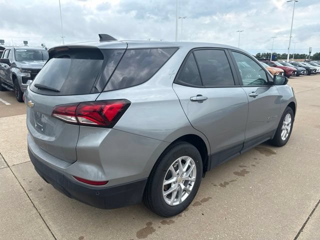Used 2024 Chevrolet Equinox LS w/ LS Convenience Package FWD image 3