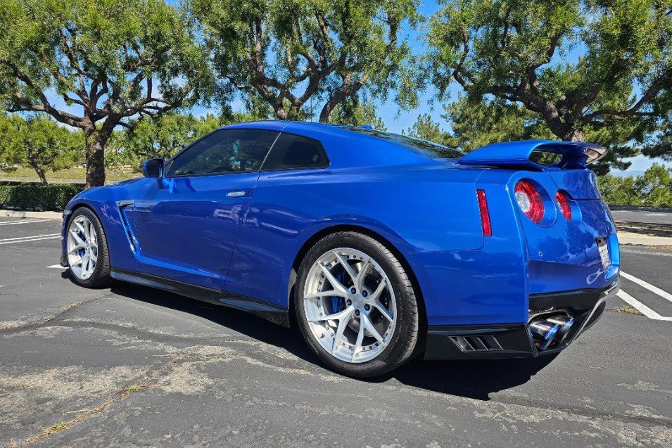 Used 2021 Nissan GT-R Premium AWD/4WD image 2