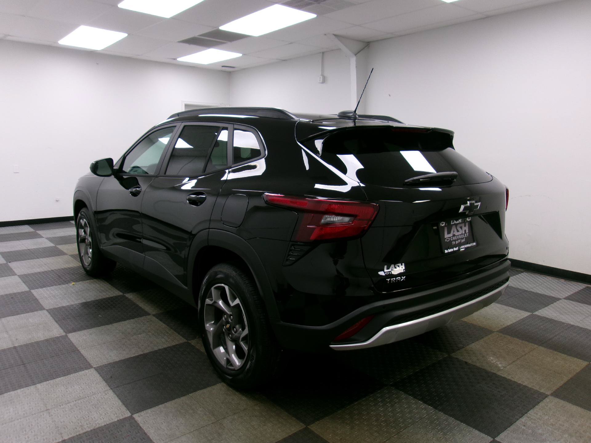 New 2026 Chevrolet Trax LT w/ Driver Confidence Package FWD image 2