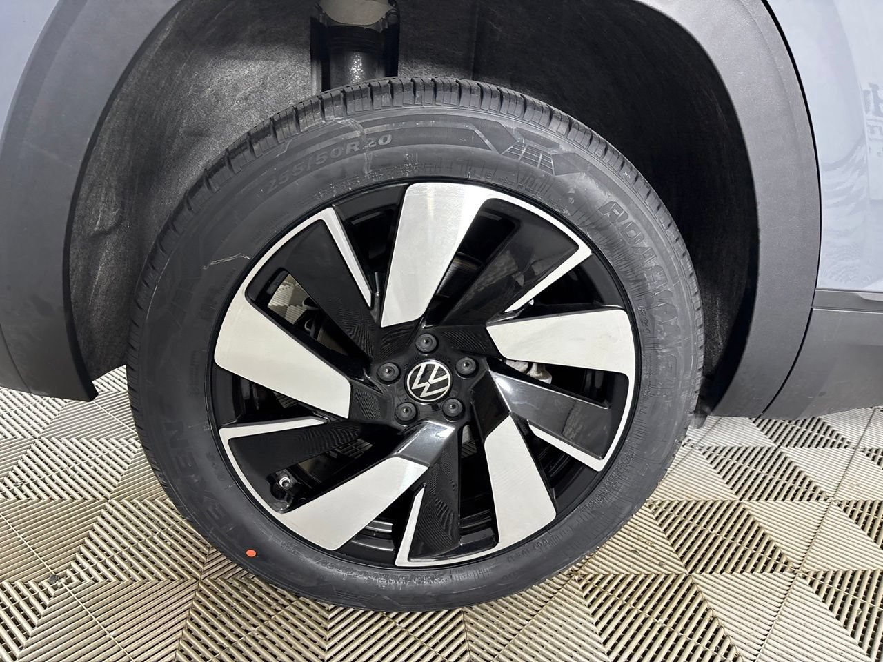 Used 2025 Volkswagen Atlas Cross Sport SE FWD image 29