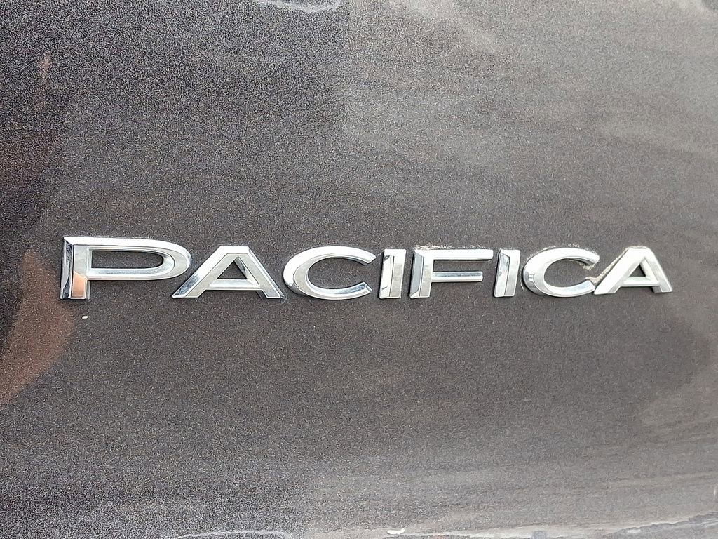 Used 2023 Chrysler Pacifica Touring-L image 32