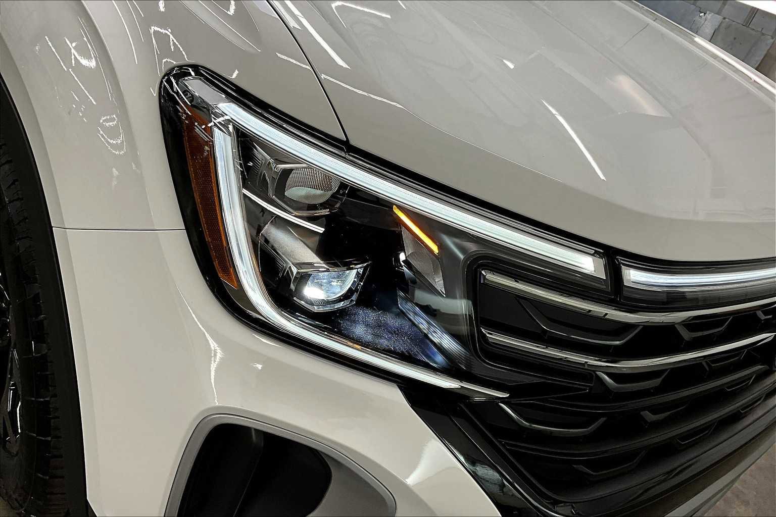 New 2025 Volkswagen Atlas Peak Edition SE image 32