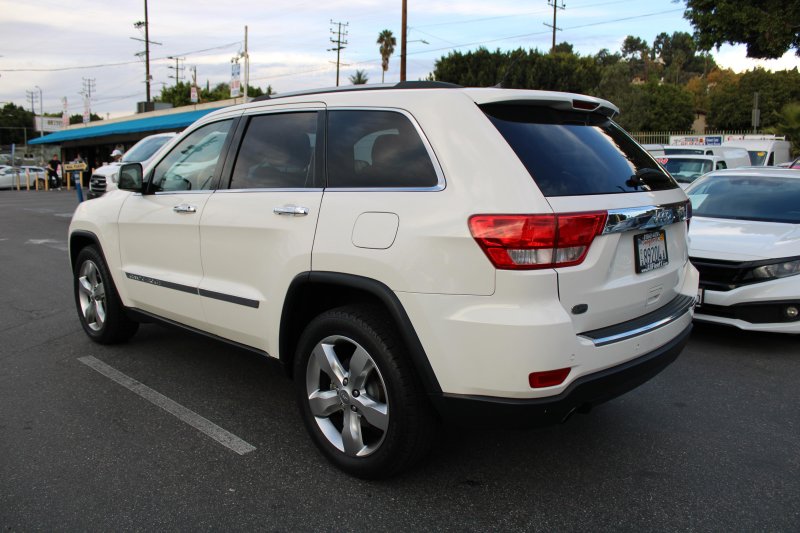 Used 2011 Jeep Grand Cherokee Overland image 4