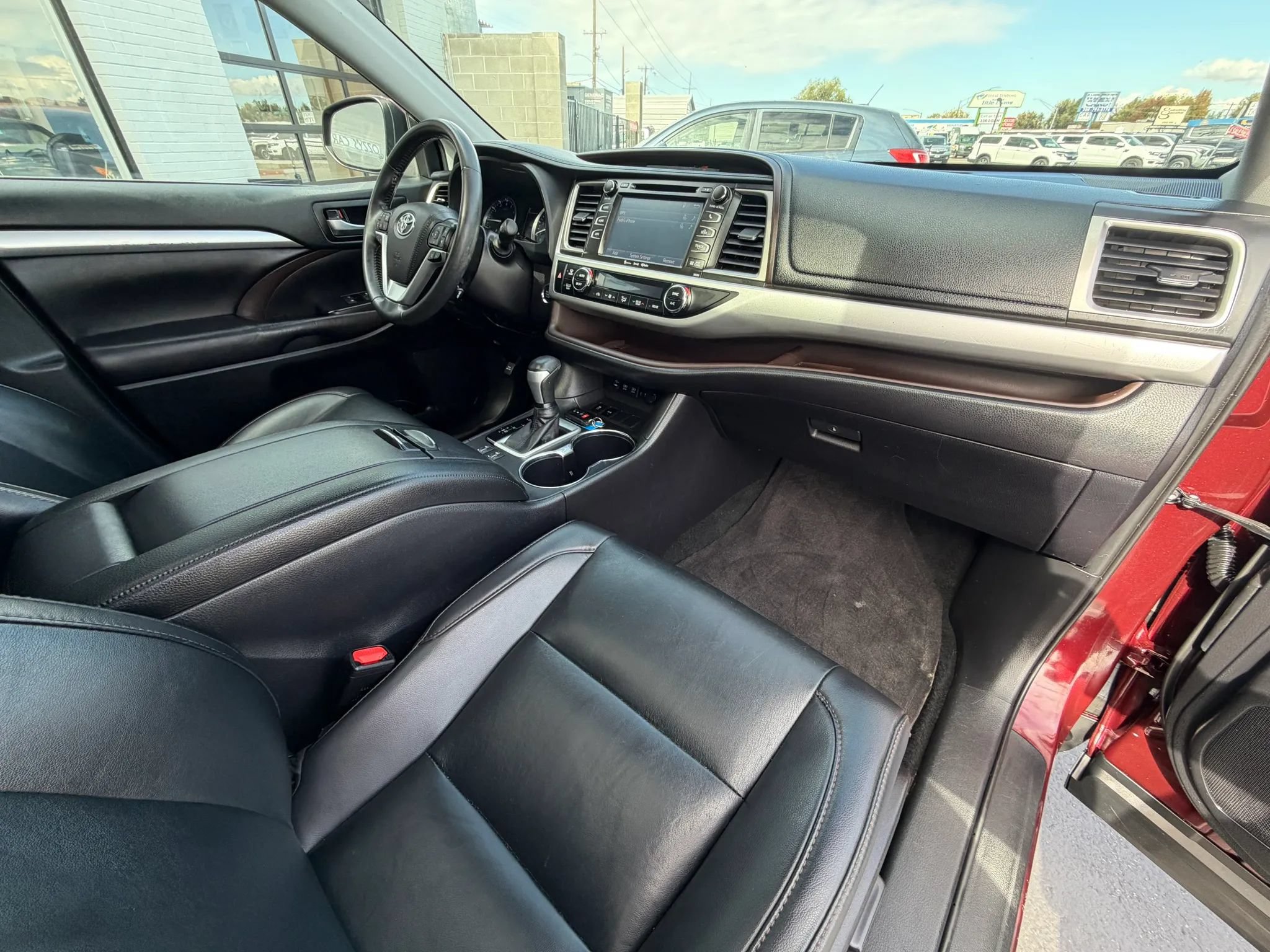 Used 2019 Toyota Highlander XLE FWD image 14