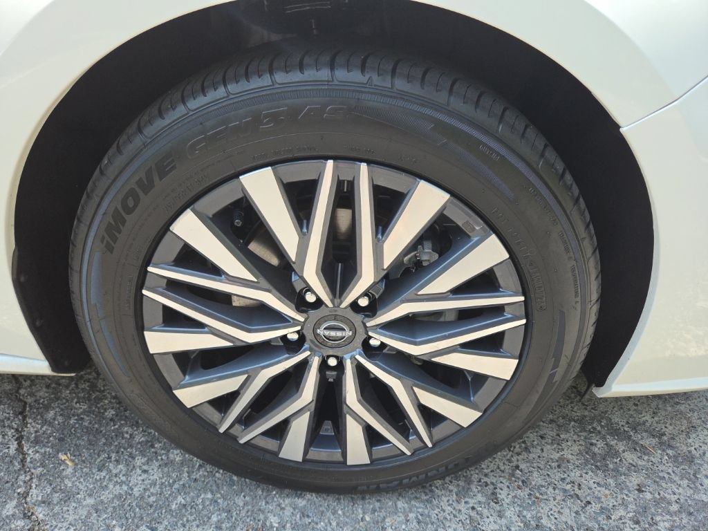 Used 2025 Nissan Altima 2.5 SV FWD image 11
