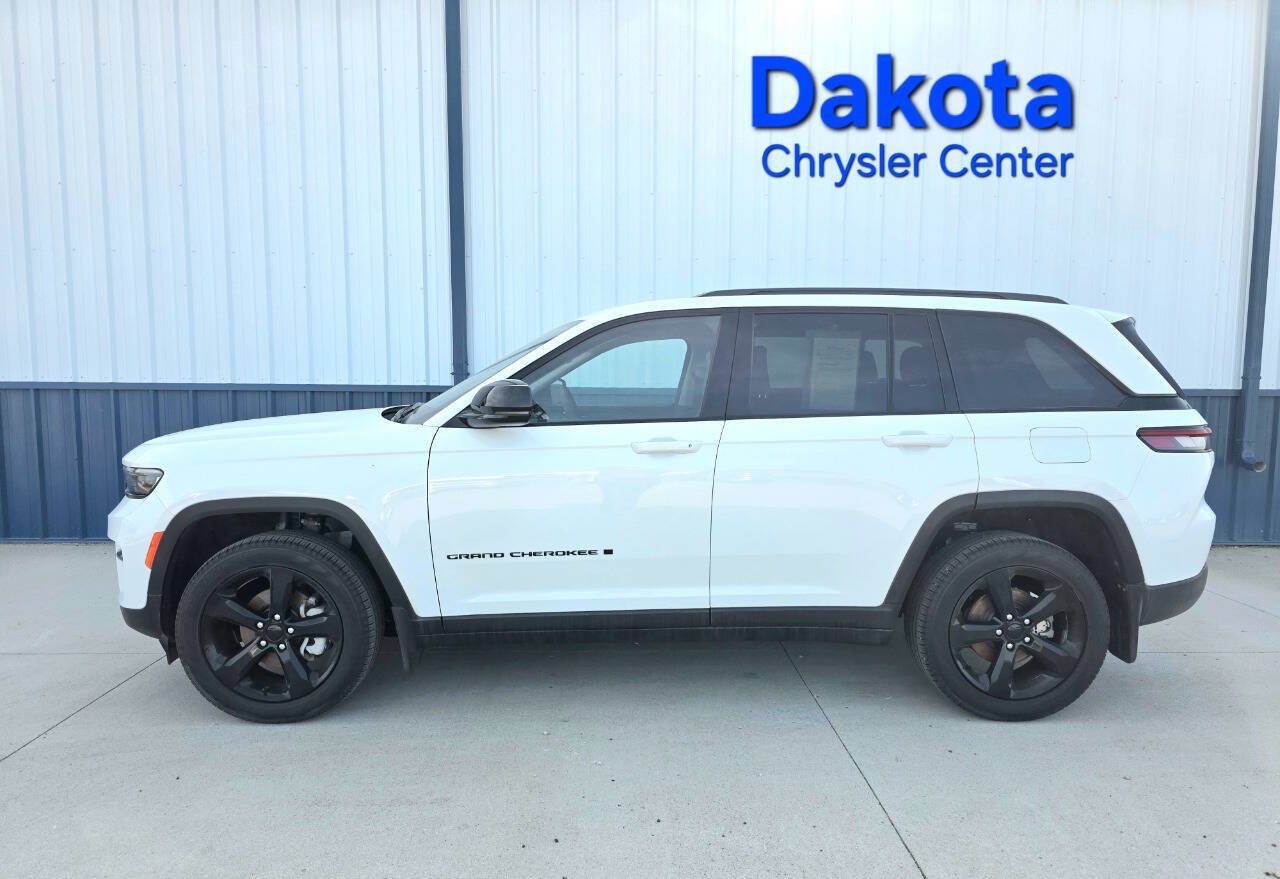 Used 2023 Jeep Grand Cherokee Limited w/ Black Appearance Package AWD/4WD image 1