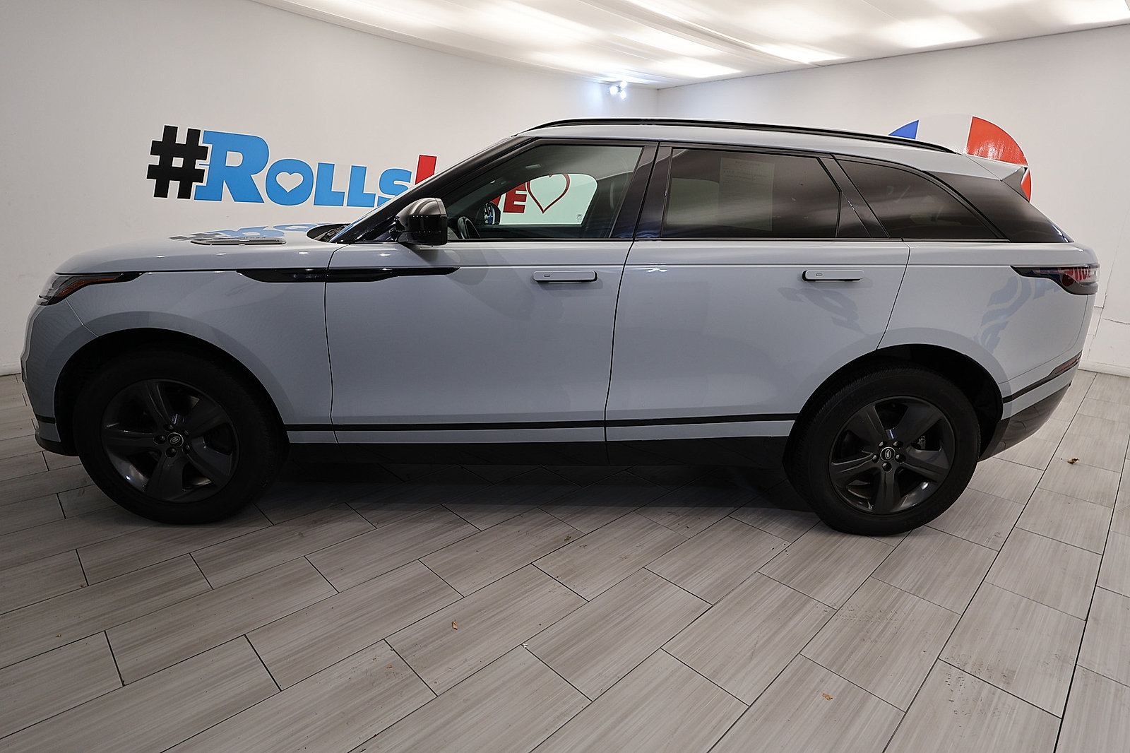 Used 2025 Land Rover Range Rover Velar Dynamic SE AWD/4WD image 2