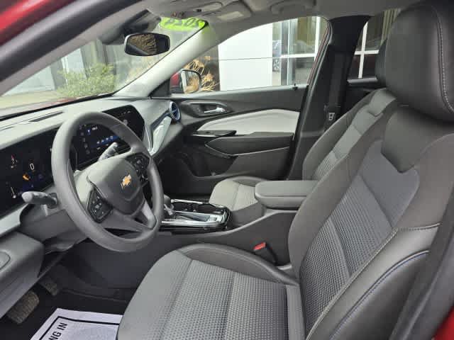 Used 2024 Chevrolet Trax LT FWD image 2