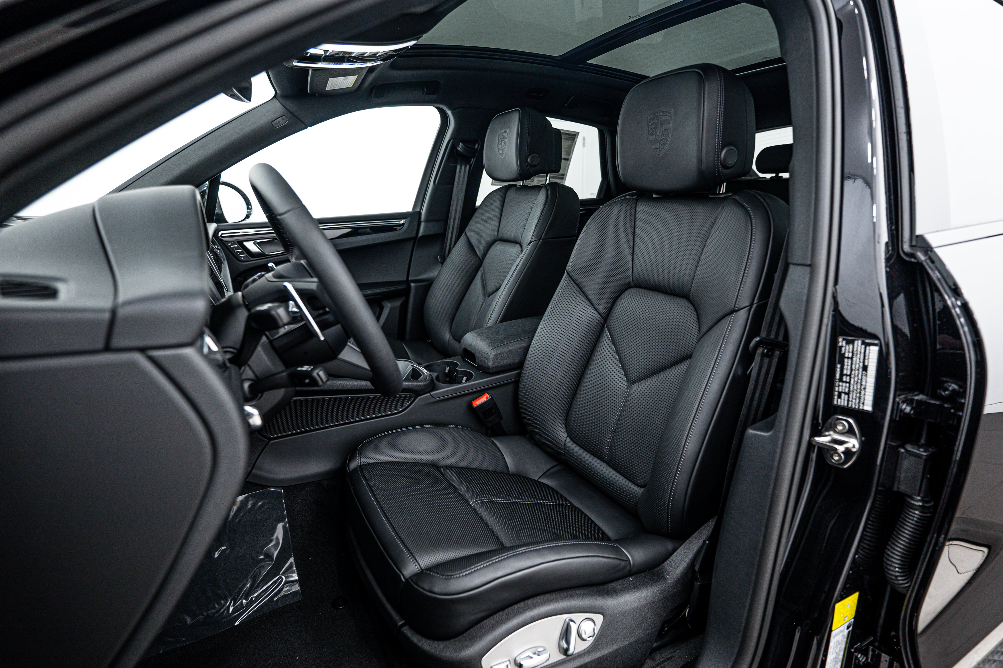 Certified 2026 Porsche Macan AWD/4WD image 5